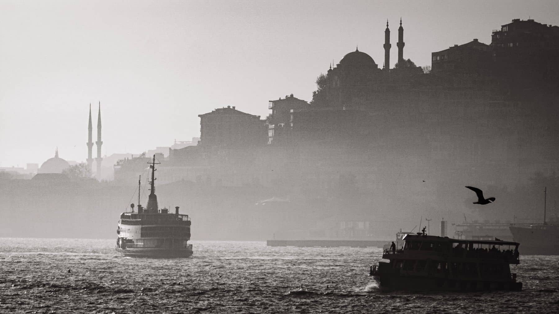 Sisli bir günde Boğaz'da vapurlar
