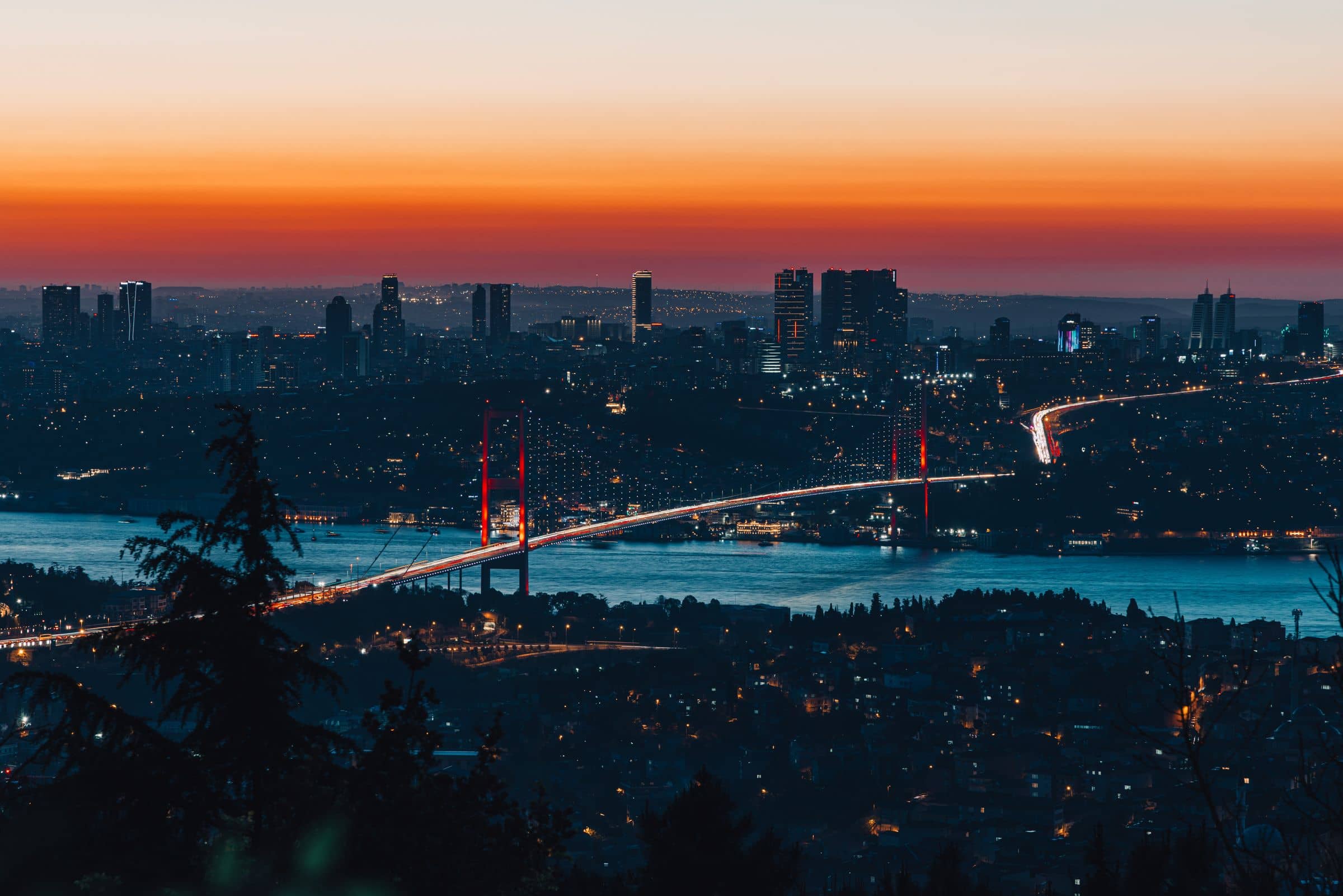 Alacakaranlıkta İstanbul silueti