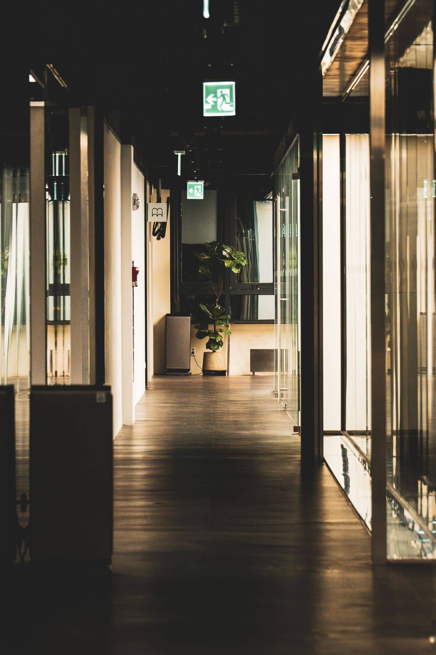 Sıcak ışıklı modern bir ofis koridoru