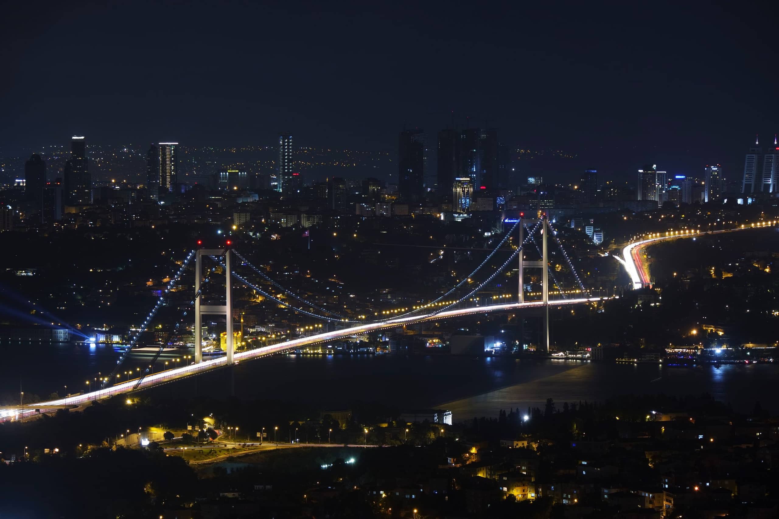 Gece ışıkları altında İstanbul ve Boğaz Köprüsü